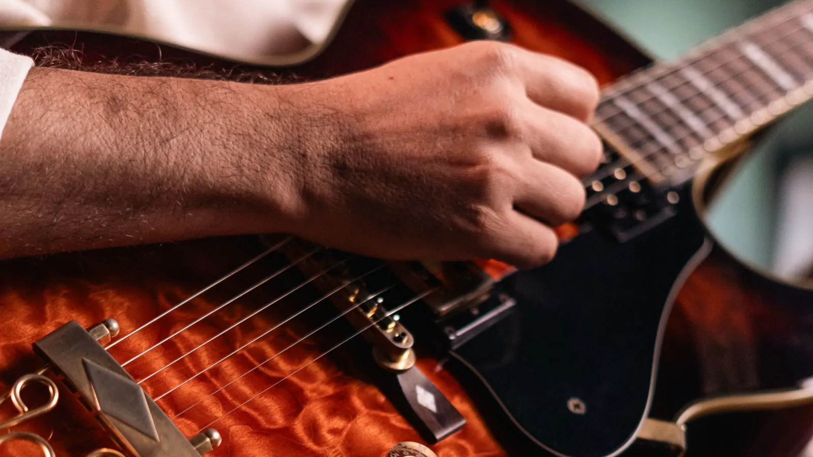 How to Play the Major Scale on One Guitar String (And Make Music With It)